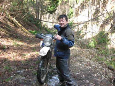 西谷林道での倒木越え②