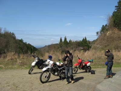 005.道中の広場にて