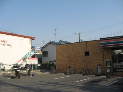 001.集合場所のセブンイレブン①