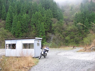 004.雨宿りした小屋①
