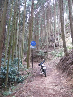 005.ダート道に県道標識が・・・