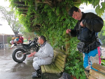 012_林道から戻って雨宿り