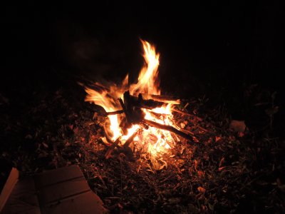 032.焚き火です①