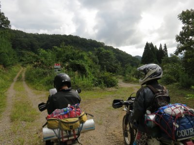 004.野営地からすぐの林道へ②