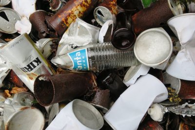 016.古いデザインの瓶と缶