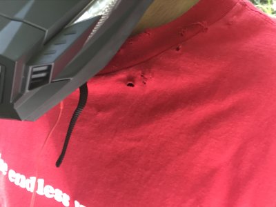 022.シャツに穴が？①